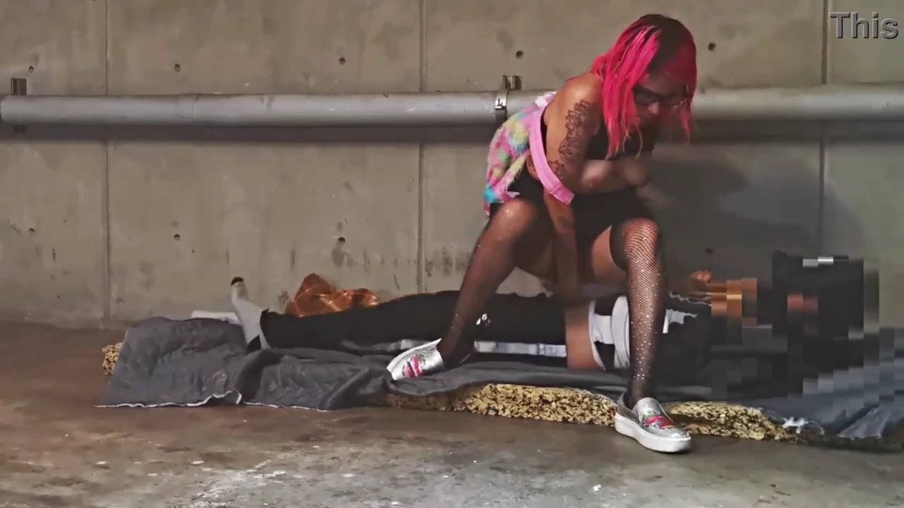 Een beeldschone vrouw geeft zich over aan openbare seks met een vreemde in deze hete video. De scène verandert in een dakloze man die meedoet aan de actie. Het gezicht van de vrouw is bedekt met melk, wat een unieke draai geeft aan de toch al opwindende ontmoeting.